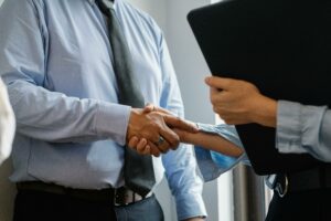 Due persone in camicia si stringono la mano